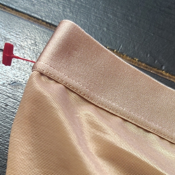 SKIMS- Shapewear BODY SHORTS - Picture 12 of 12